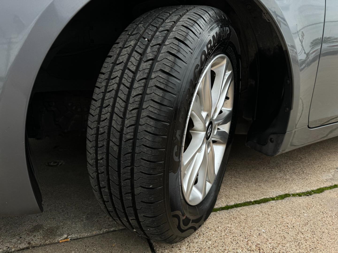 2013 GRAY /Gray HYUNDAI SONATA GLS 4dr Sedan (5NPEB4AC4DH) with an 2.4L I4 engine, Automatic 6-Speed transmission, located at 5900 E. Lancaster Ave., Fort Worth, TX, 76112, (817) 457-5456, 0.000000, 0.000000 - This is a 2013 Hyundai Sonata GLS 4dr Sedan that is in excellent condition. There are no dents or scratches. The interior is clean with no rips or tears or stains. All power windows, door locks and seats. Ice cold AC for those hot Texas summer days. It is equipped with a CD player, AM/FM radio, AUX - Photo#19